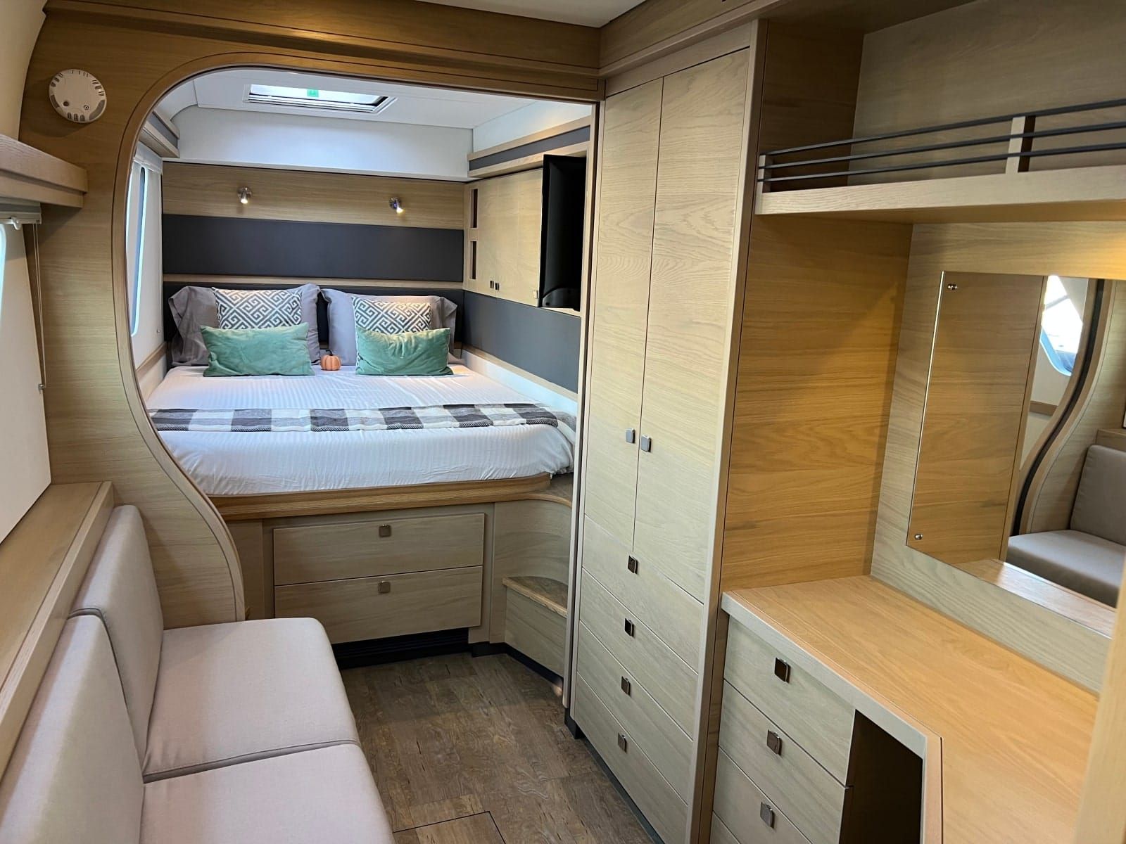 X54' E-PLUS - Owners Cabin