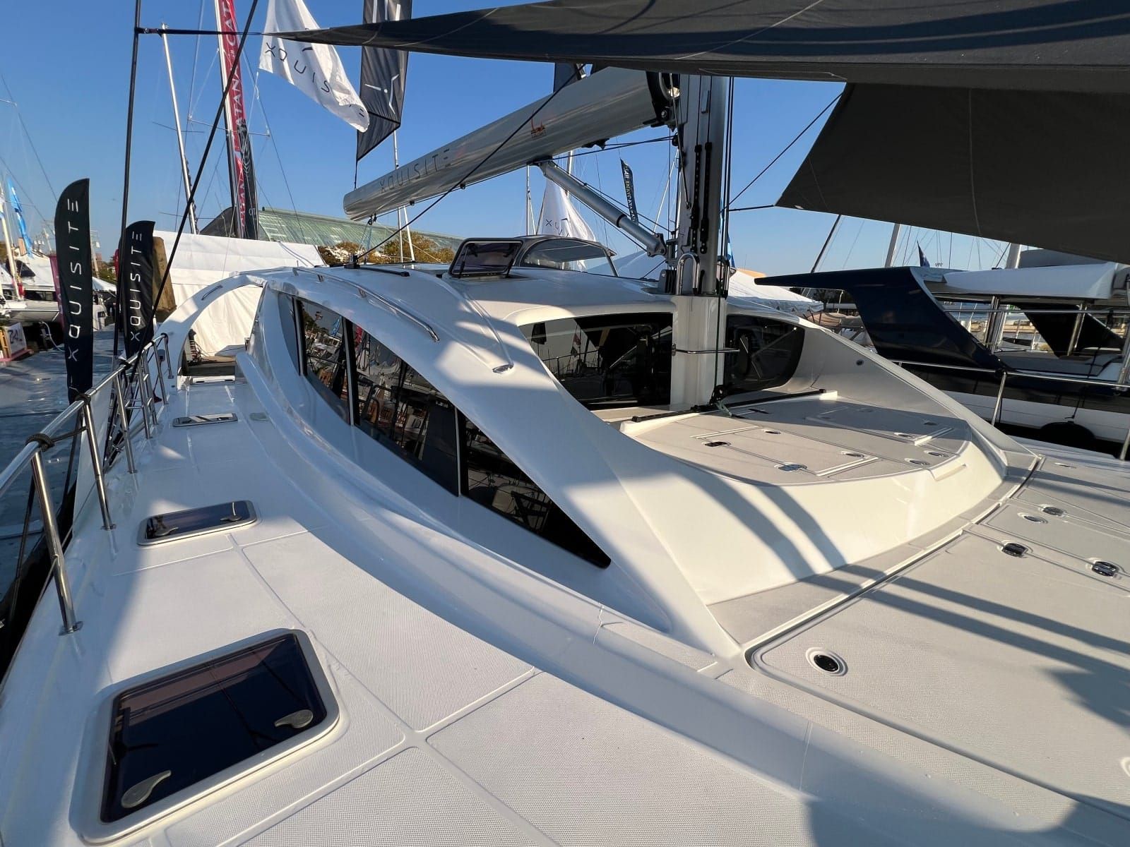 X54' E-PLUS - Forward Lounge