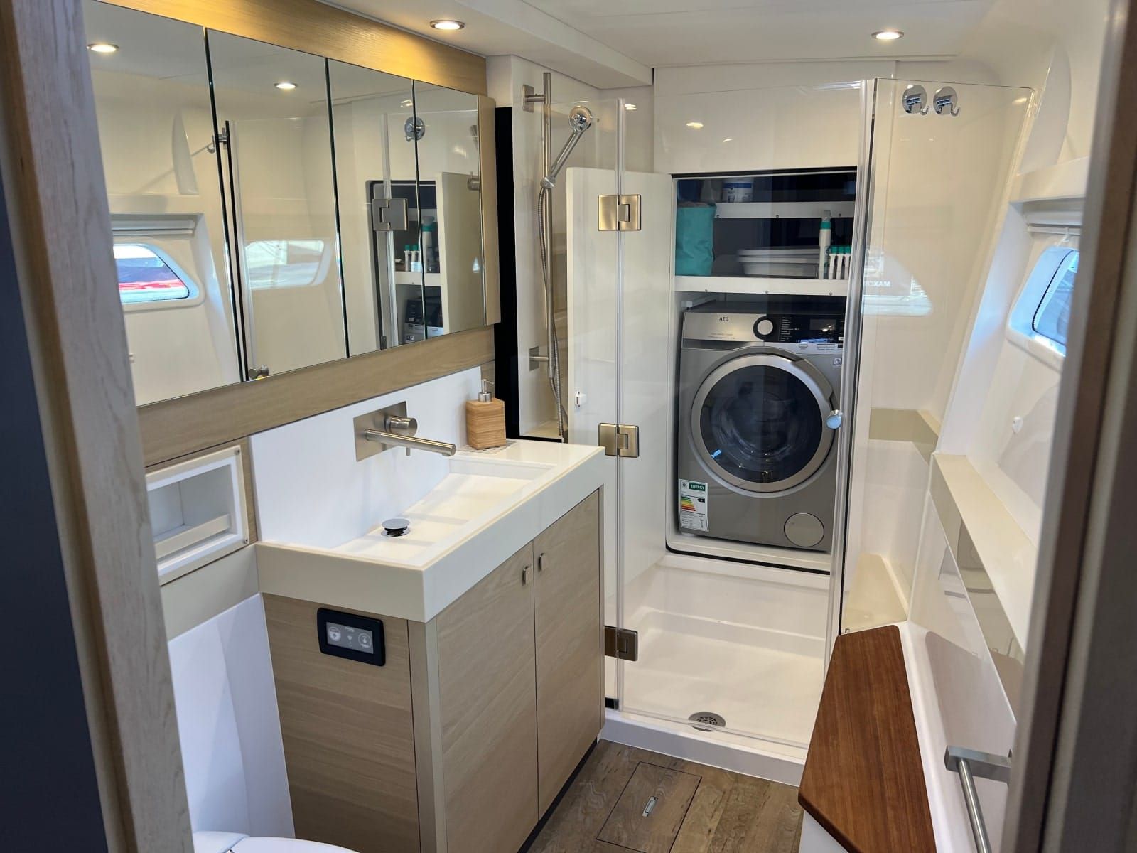 X54' E-PLUS - Owners Cabin, En-suite Bathroom