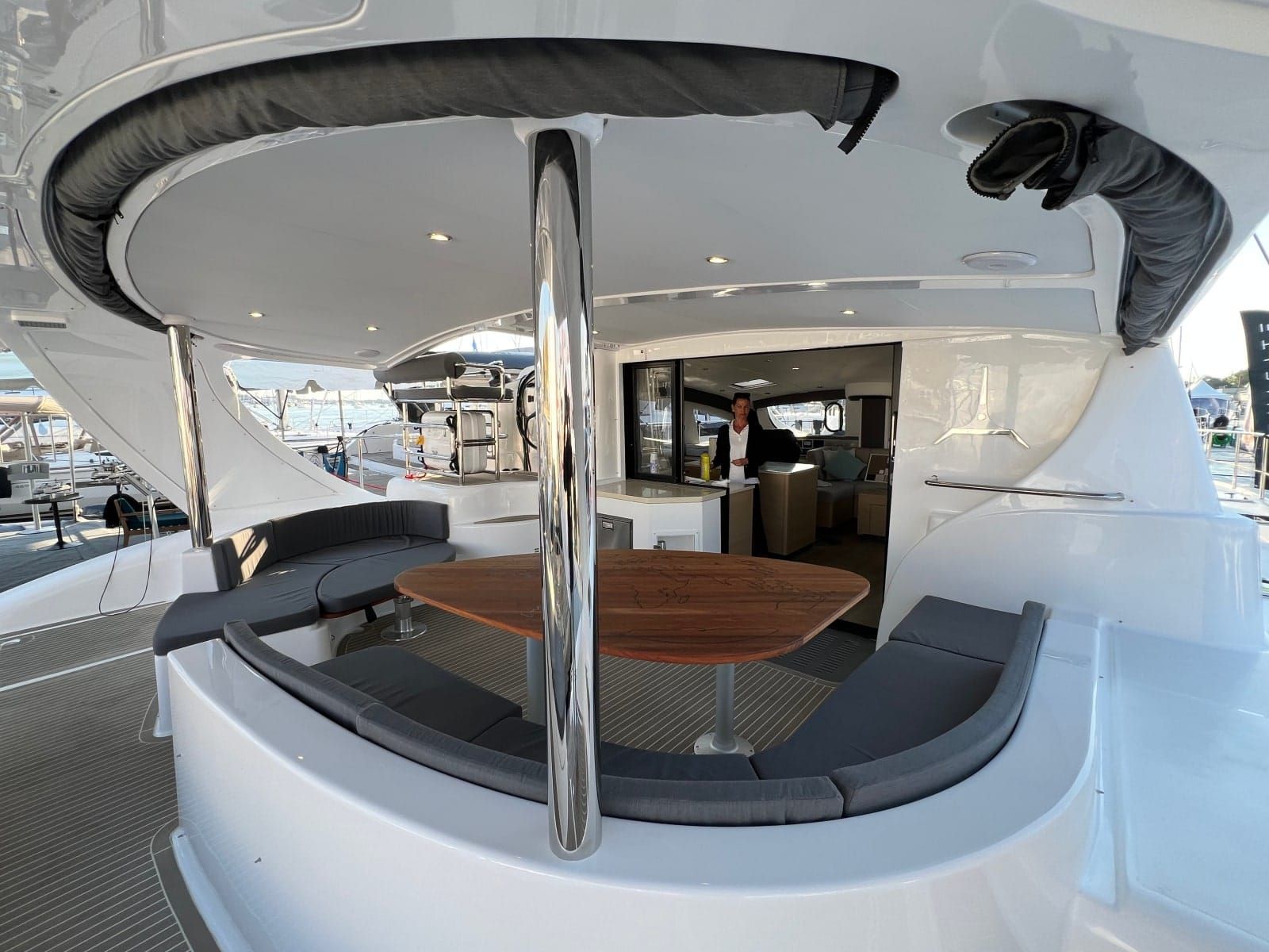 X54' E-PLUS - Back Lounge