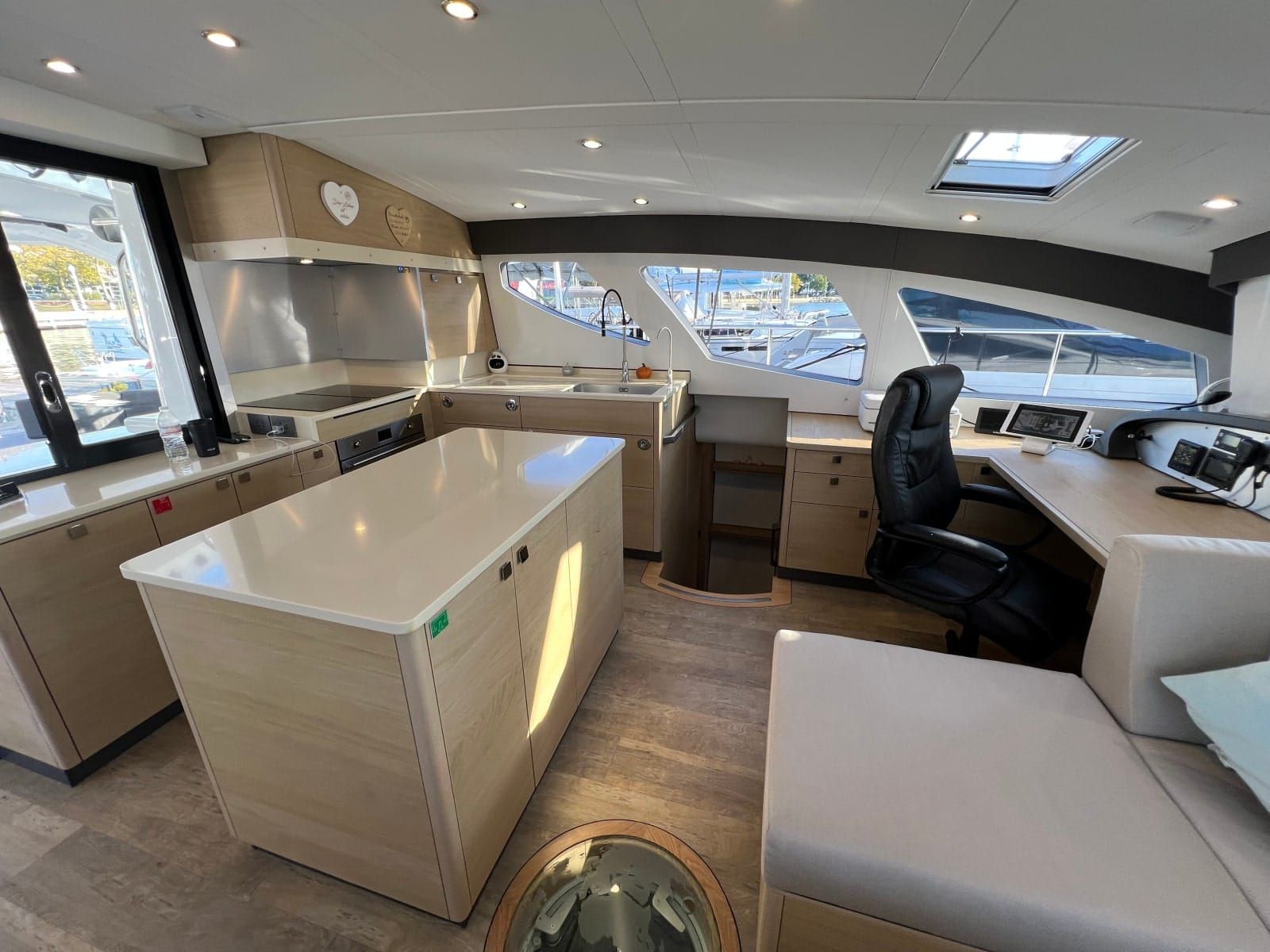 X54' E-PLUS - Saloon