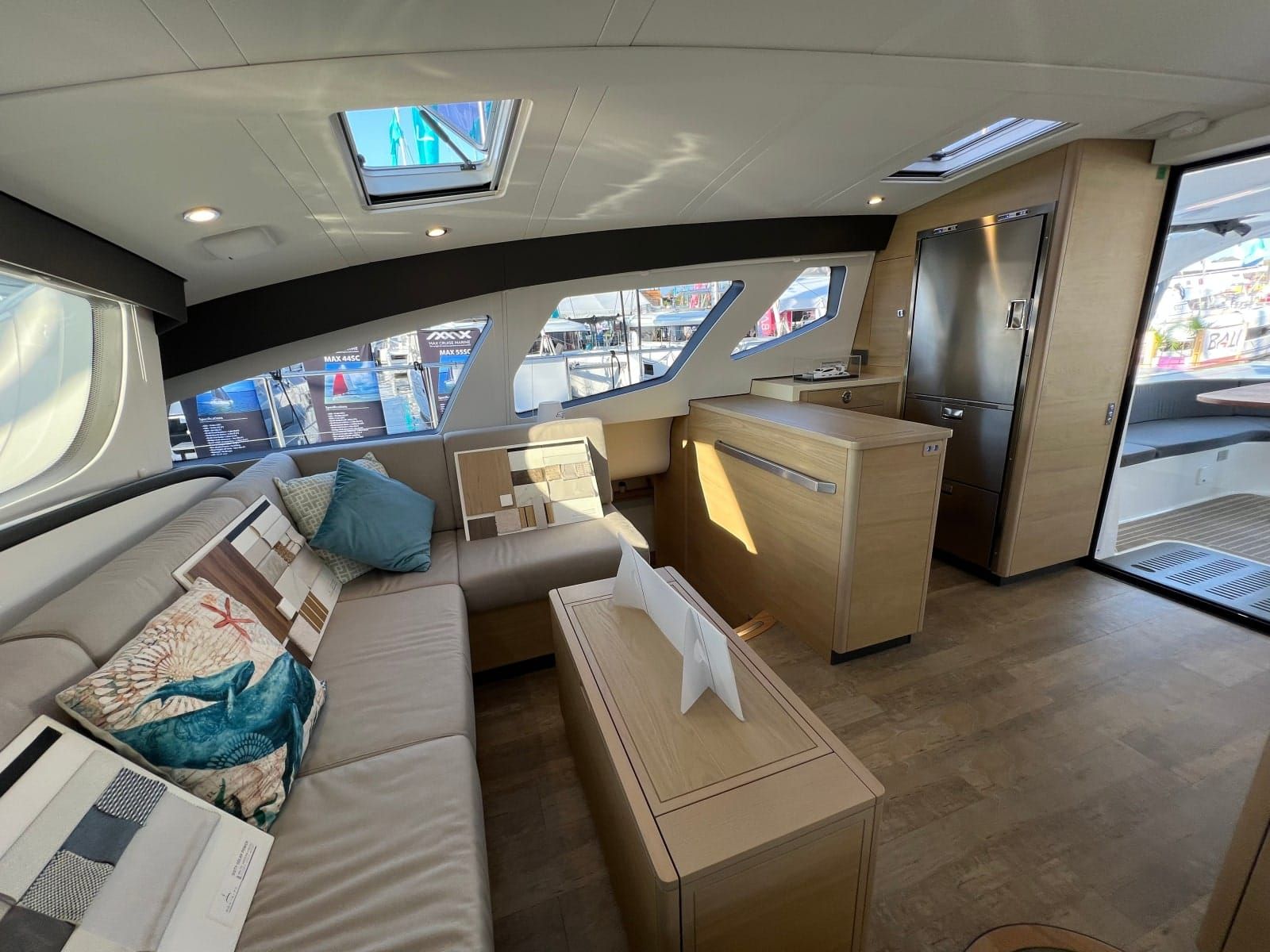 X54' E-PLUS - Saloon