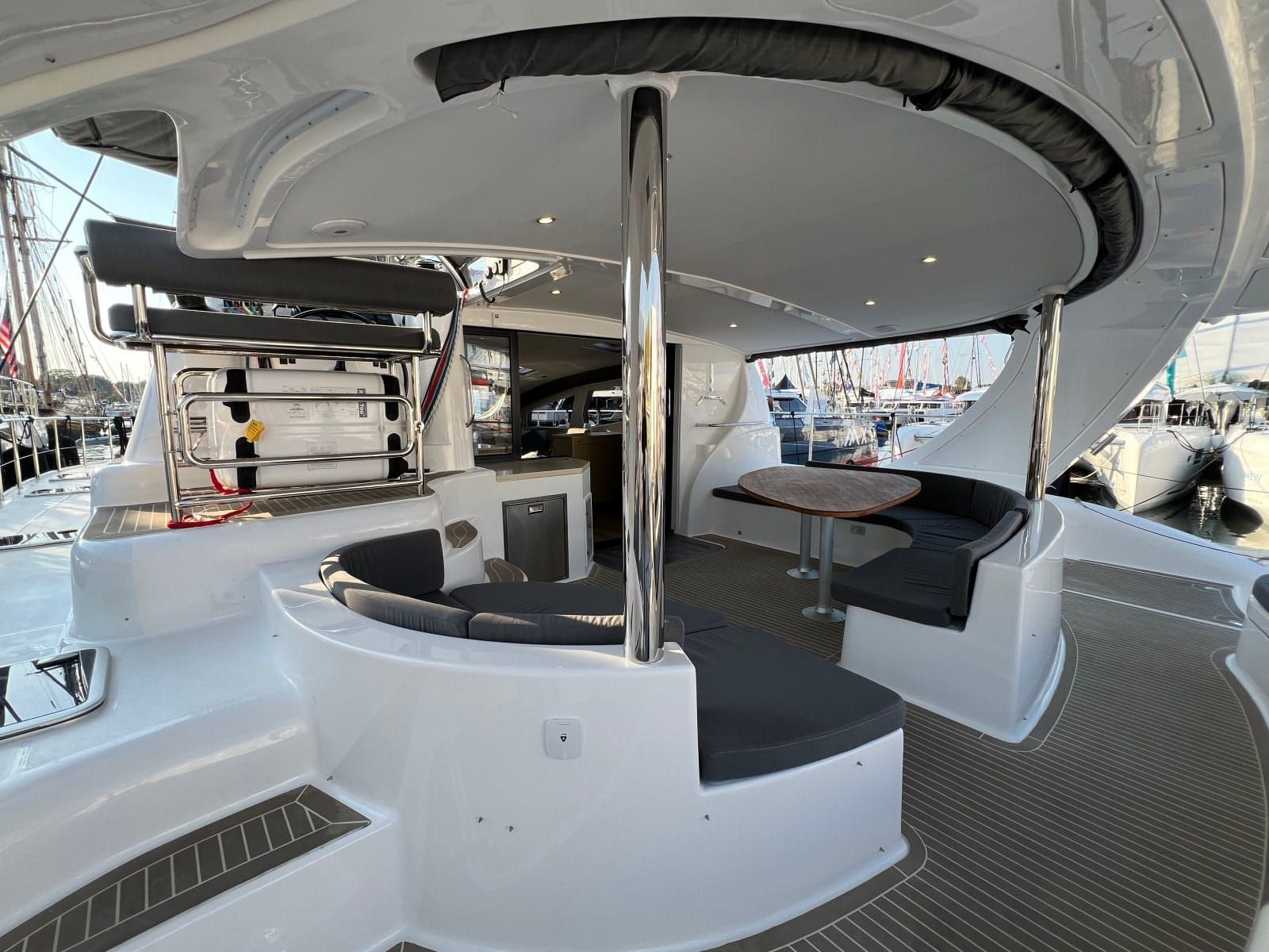 X54' E-PLUS - Back Lounge