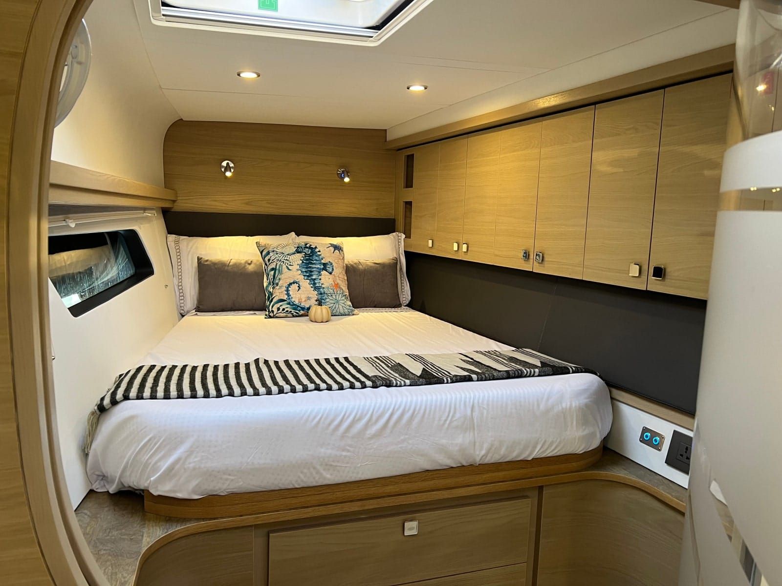 X54' E-PLUS - Guest Cabin