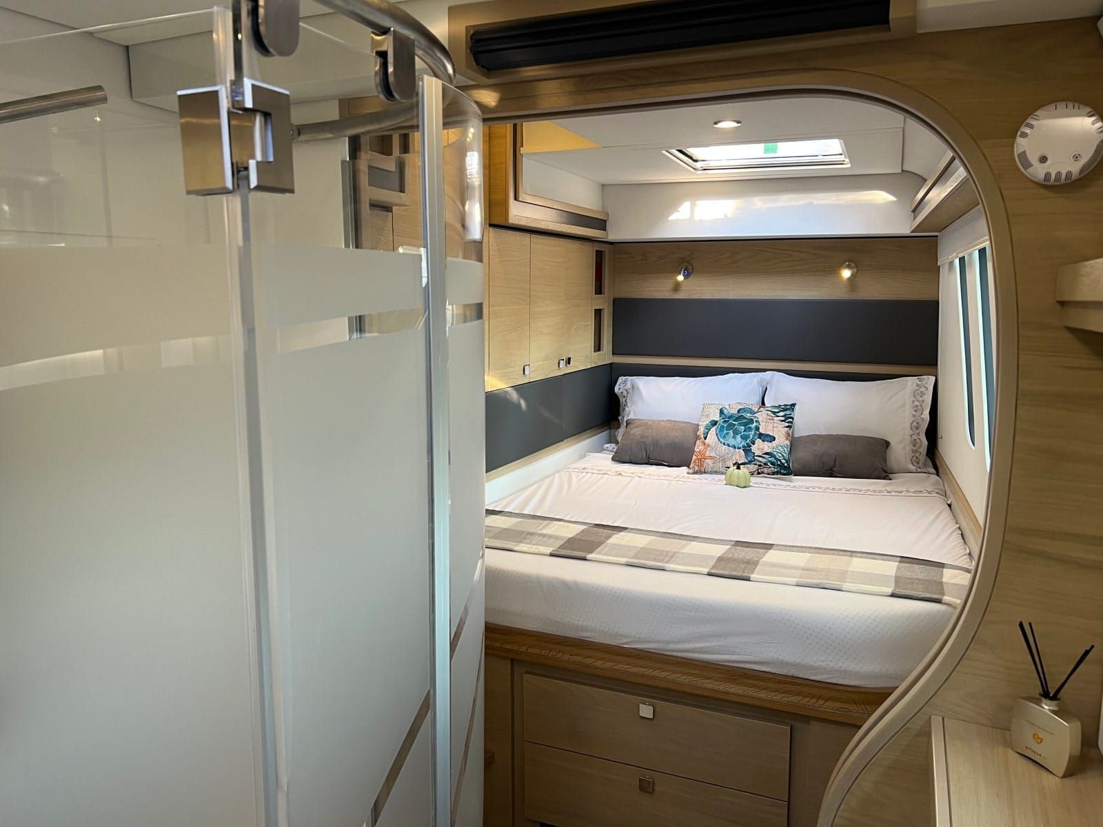 X54' E-PLUS - Guest Cabin